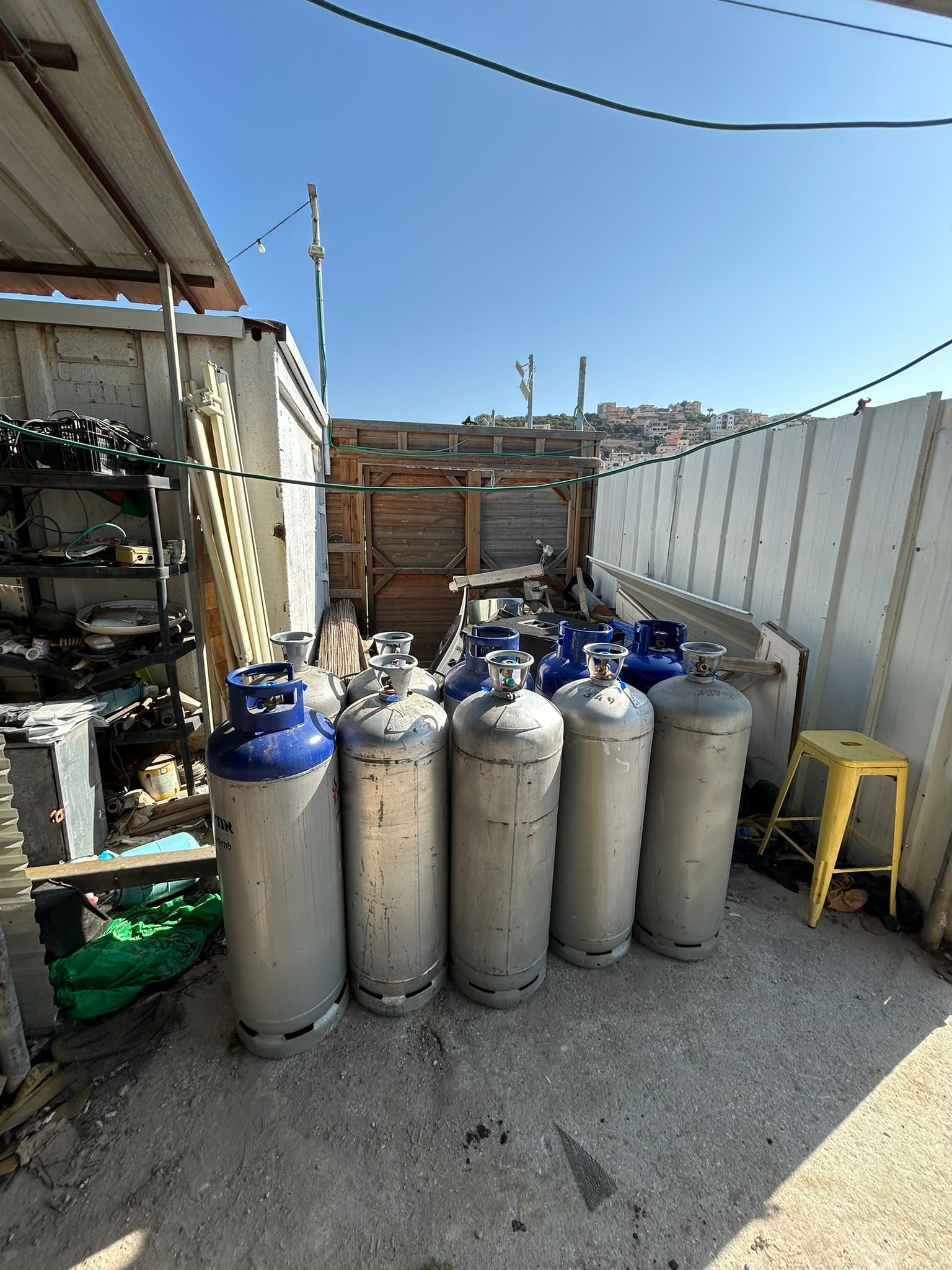 סכנה: עשרות. בלוני גז ללא תנאים מתאימים וללא רשיון נתפסו. קרדיט: דוברות המשטרה