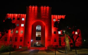 בניין עיריית חיפה הואר הערב (ראשון) באדום לציון יום המאבק הבינלאומי למניעת אלימות כלפי נשים. צילום: ראובן כהן, דוברות עיריית חיפה