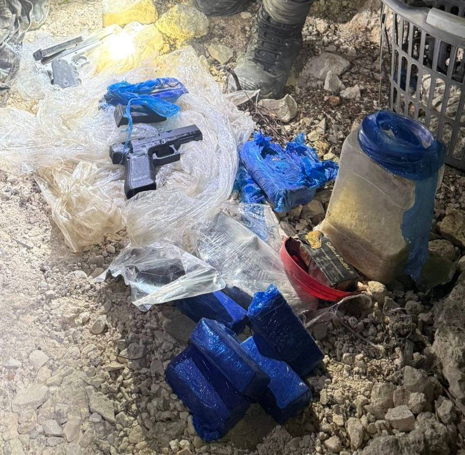 מונות האמל״ח שנתפס ותמונה מהדבקת הצו. קרדיט: דוברות המשטרה.