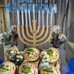 חנוכה שמח בלב ים: ארוחות חג, מופעים והדלקת נרות חנוכההחזן דוד אולמן הדליק נר ראשון של חנוכה באוניה "קראון איריס" של מנו ספנות בהפלגת חג מיוחדת