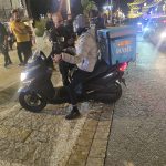 יהב נפגש עם בכירי חברת השליחויות "וולט" והודיע להם: "השליחים שלכם נוסעים בפראות בכבישי חיפה ומסכנים תושבים, אפעל להפסקת פעילותכם בעיר"