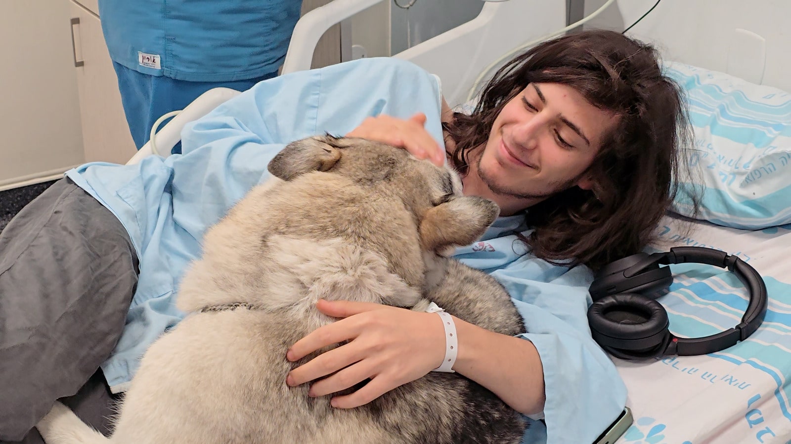 בתמונה: פלג ששון וג'סיקה הכלבה באשפוז ביחידה לטיפול נמרץ לב ברמב"ם. צילום: הקריה הרפואית רמב"ם.