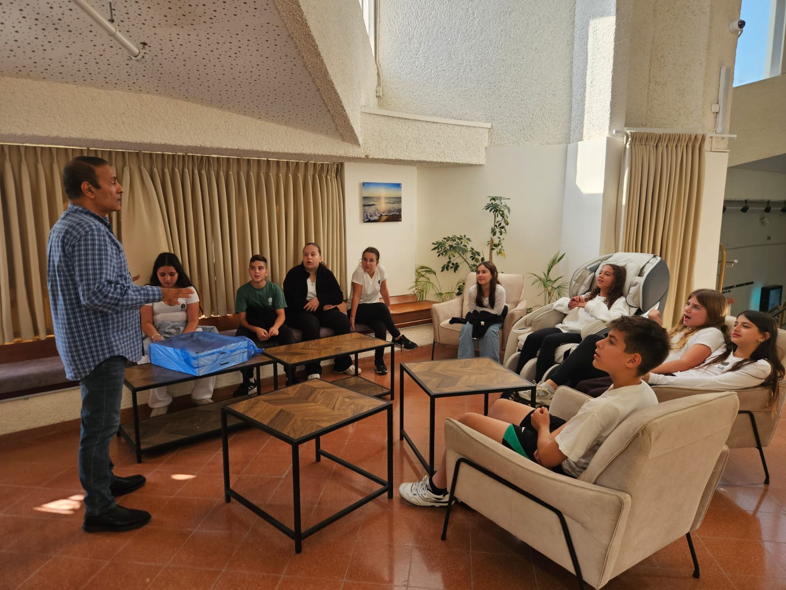 תלמידי אילנות במפגש חנוכה בבית הלוחם. קרדיט צילום: דוברות עיריית חיפה