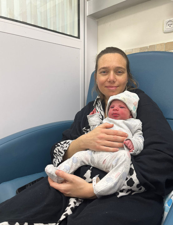 בתמונה: נדיה קולוסוב ובתה שנולדה הלילה ברמב"ם. צילום: הקריה הרפואית רמב"ם