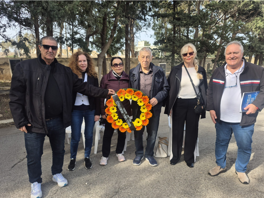 מצולמים: אבי זיגלר - מנהל בית הספר בסמת, חיים בודין - שורד שואה ומשפחתו ומומי אלמוג - מנהל המכון העירוני ללימודי השואה. קרדיט צילום: דוברות עיריית חיפה