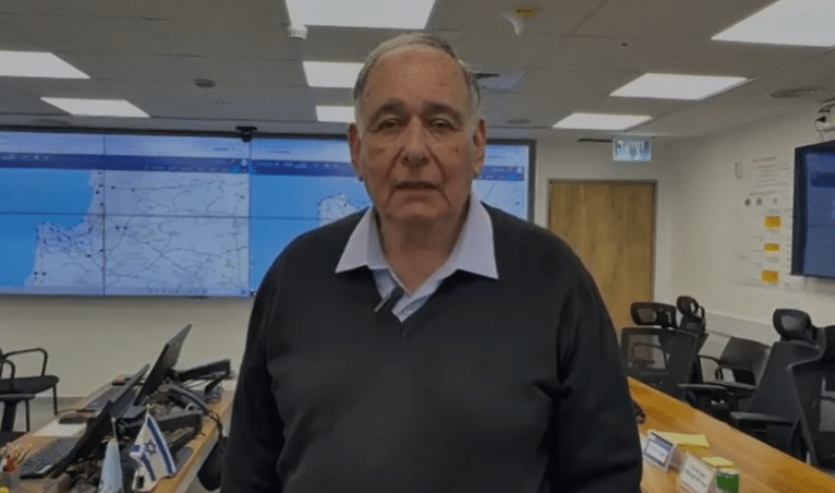 התייחסות מצולמת של ראש עיריית חיפה יונה יהב לנושא פתיחת מערכת החינוך. צילום: ראובן כהן, דוברות עיריית חיפה