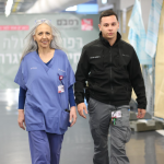 קרובים, קרובים: הבן עובד ברמב"ם, האמא ב"כרמל". עכשיו הם נפגשים שלוש קומות מתחת לאדמה