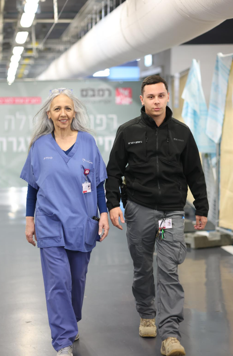 בתמונה: אייל ואילונה גולדנשטיין נפגשים בבית החולים התת קרקעי הממוגן ברמב"ם. צילום: הקריה הרפואית רמב"ם.