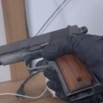 כתב אישום- שוטרי המחוז הצפוני ולוחמי המשמר הלאומי הצפוני של מג"ב פרצו לדירתו של הנאשם וחשפו אקדח מוסלק בשידה הצמודה למיטתו.