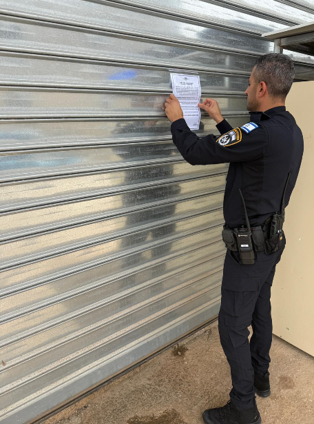 תמונה מהדבקת צו הסגירה על העסק. קרדיט: דוברות המשטרה.