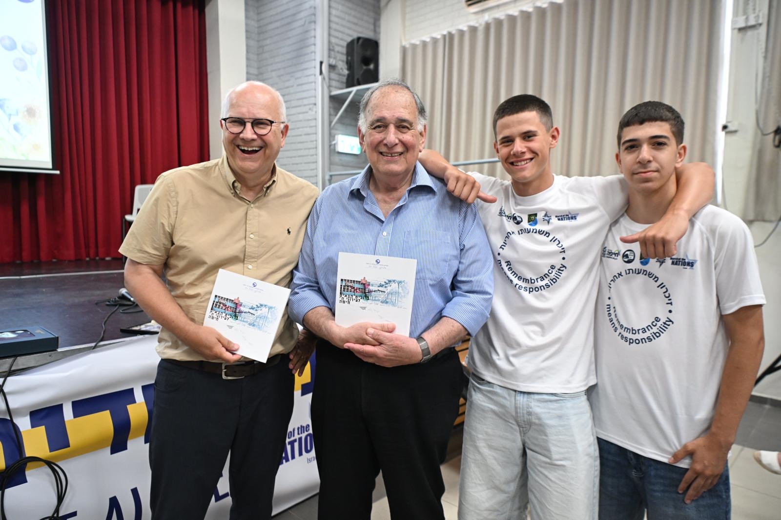 בצילום: שניים מתלמידי בית הספר "עירוני ה", ראש העיר חיפה - יונה ויהב ויובסט ביטנר - נשיא ומייסד ארגון "מצעד העמים" קרדיט צילום: ראובן כהן, דוברות עיריית חיפה
