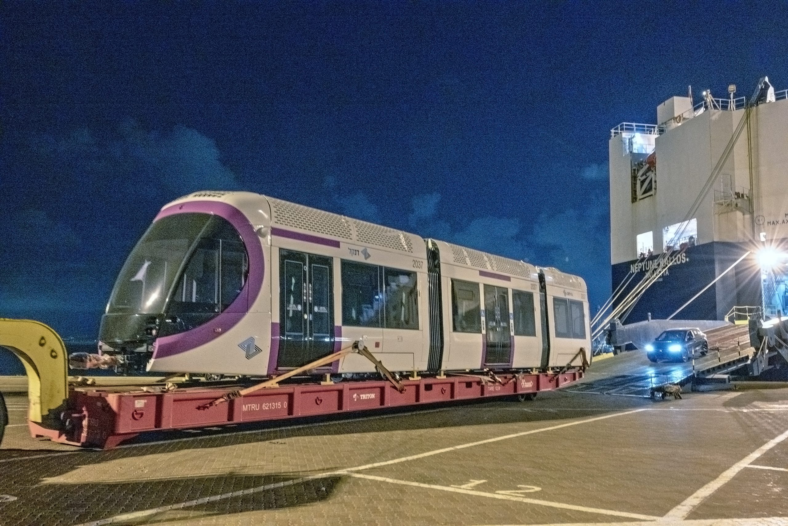 הגעת קרונות הקו הסגול לנמל חיפה אמש. קרדיט תמונות-ורהפטינג ונציאן. כל התמונות מאושרות לשימוש.