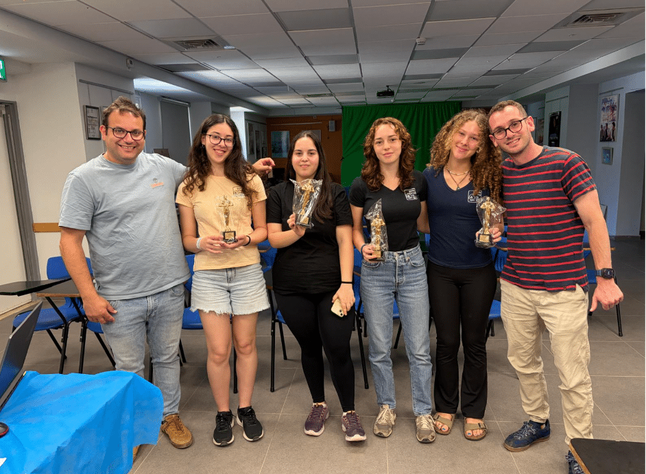 בצילום, מימין לשמאל: מורה מגמת הקולנוע, ליאב וונסובר, צלמת הסרט "עד כאן" מיקה אטיאס, הבמאית נועם טרסר אבס, המפיקה נועם אופיר, העורכת רעות זלץ, ורכז המגמה לקולנוע, מושיקו הקמן. קרדיט צילום: דוברות עיריית חיפה