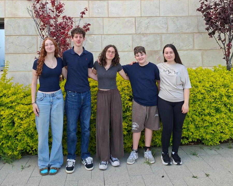 מצולמים, מימין לשמאל: אסתר שיפמן, מזכל"ית המועצה; איתן פסלב, דובר המועצה; תמר טנדלר- שגי, יו"ר המועצה; ברק וסרמן, סיו"ר המועצה; נגה ליבנה, יושבת ראש הוועדה האתית-משפטית. קרדיט צילומים: מועצת הנוער העירונית חיפה
