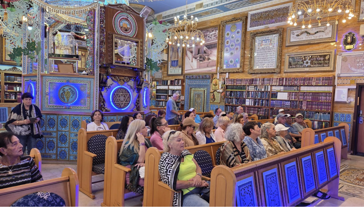 מאות גמלאי מרחב חיפה השתתפו ביום סיור של מורשת, תרבות וצבע הסיור, ביוזמת ההסתדרות במרחב חיפה, נפתח בביקור בבית הכנסת הקווקזי ונמשך ב"בית הצבעים"; יו"ר המרחב, משה מזרחי: "מרגש לראות את ההיענות, הסקרנות ושמחת המפגש של ציבור הגמלאים שלנו" מאות גמלאי מרחב חיפה השתתפו בשבוע שעבר ביום סיור מיוחד, ששילב מורשת, תרבות, אמנות ומפגש חברתי. הסיור נפתח בביקור בבית הכנסת הקווקזי, שם נחשפו המשתתפים למורשת העשירה של יהדות הקווקז, למנהגיה ולסיפורה הייחודי של הקהילה. במהלך הביקור שמעו הגמלאים על המסורת הקהילתית, על אורחות החיים ועל המרכיבים התרבותיים שמאפיינים את יהדות הקווקז לאורך השנים. עבור המשתתפים, היה זה מפגש עם פרק חשוב ומרתק בפסיפס התרבותי של החברה הישראלית. בהמשך היום הגיעו הגמלאים ל"בית הצבעים", שם נהנו מחוויה אמנותית ססגונית ומעוררת השראה, ששילבה יצירה, צבע וסיפורי חיים. הביקור במקום העניק למשתתפים הזדמנות להיחשף לעולם אמנותי חי, אישי ומלא צבע, כחלק מיום פעילות שנועד להעשיר, לחבר וליצור חוויה משותפת. משה מזרחי, יו"ר מרחב חיפה, אמר: "מרגש לראות את ההיענות, הסקרנות ושמחת המפגש של ציבור הגמלאים שלנו. החוויות המשותפות מעניקות עניין והנאה. תודה מכל הלב למתנדבים ולצוות העובדים המלווים את העשייה במסירות ומאפשרים לנו להמשיך ליצור יחד רגעים משמעותיים." בהסתדרות במרחב חיפה ציינו כי הפעילות למען ציבור הגמלאים תימשך גם בהמשך, מתוך מחויבות לקידום מפגשים קהילתיים, סיורים ופעילויות תרבות המעניקים ערך, עניין וחיבור חברתי לגמלאי המרחב. בשיתוף עם ההסתדרות במרחב חיפה