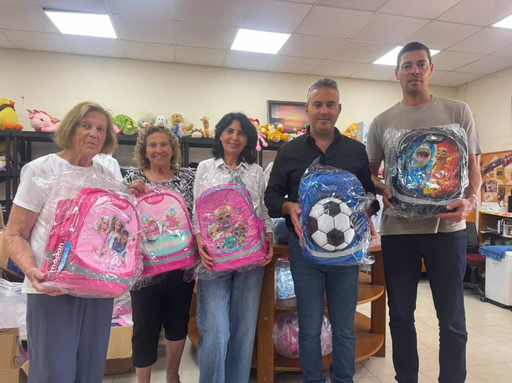 בתמונה: טקס חלוקת הילקוטים קרדיט צילום: יחצ נמל חיפה התמונה מאושרת לשימוש