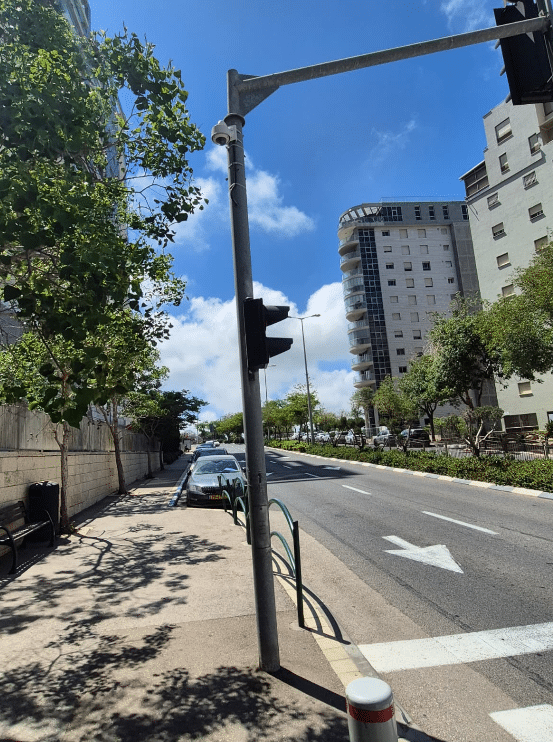 צילום של המערכת שהותקנה במסגרת הפיילוט במעבר בחצייה ברחוב אוסקר שינדלר. קרדיט צילום: דוברות עיריית חיפה