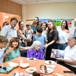 105 שנים של חיים, אהבה ויצירה: ראש העיר יונה יהב חגג עם תושבת העיר אסתר נוירט יום הולדת