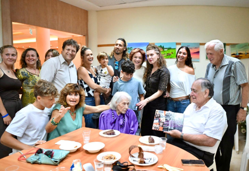 105 שנים של חיים, אהבה ויצירה: ראש העיר יונה יהב חגג עם תושבת העיר אסתר נוירט יום הולדת. צילומים: ראובן כהן, דוברות עיריית חיפה